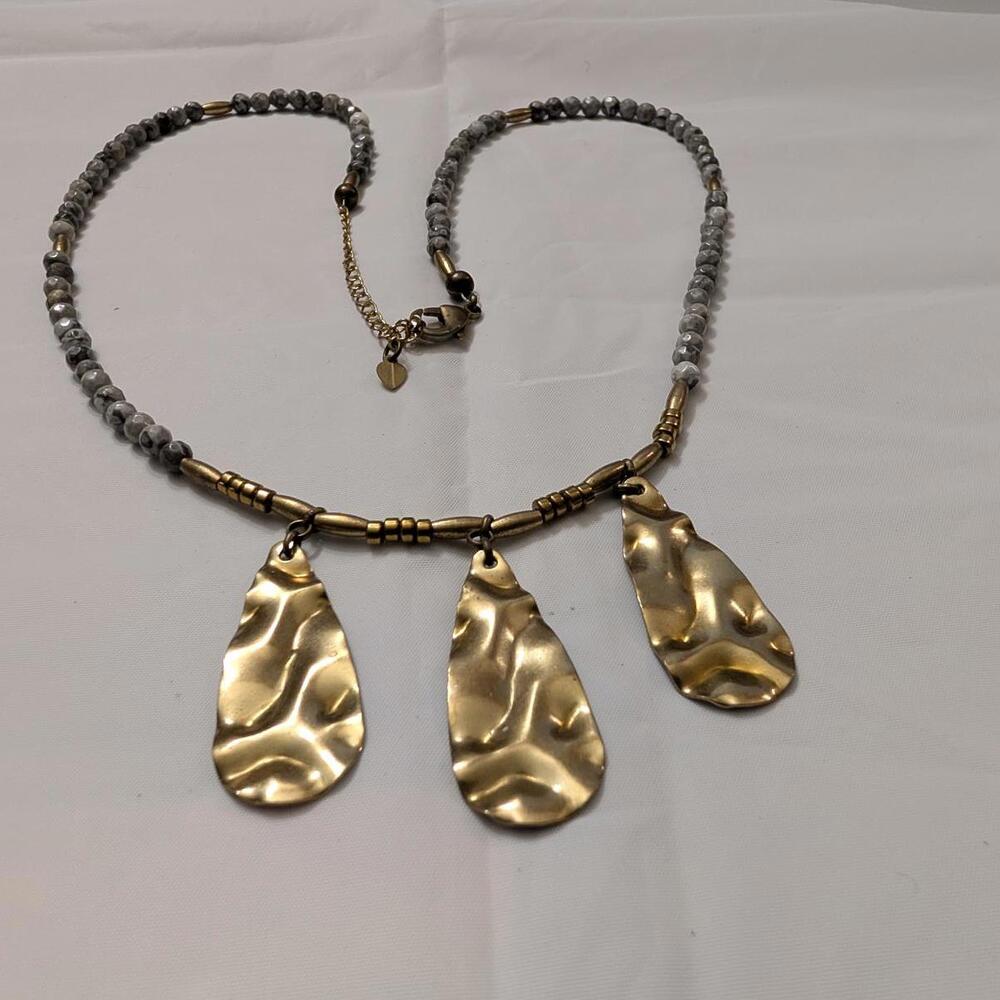 Hammered‎ Gold Tone Dangle Pendants Necklace Gray Stone Faceted Glass Beads 24"